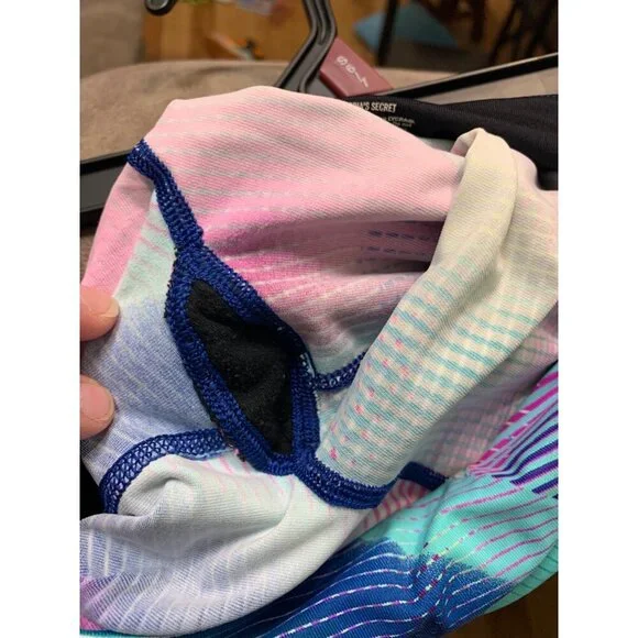 Victoria's Secret Sport Knockout Capri Leggings Women's Size XS Geometric Yoga - Picture 6 of 7